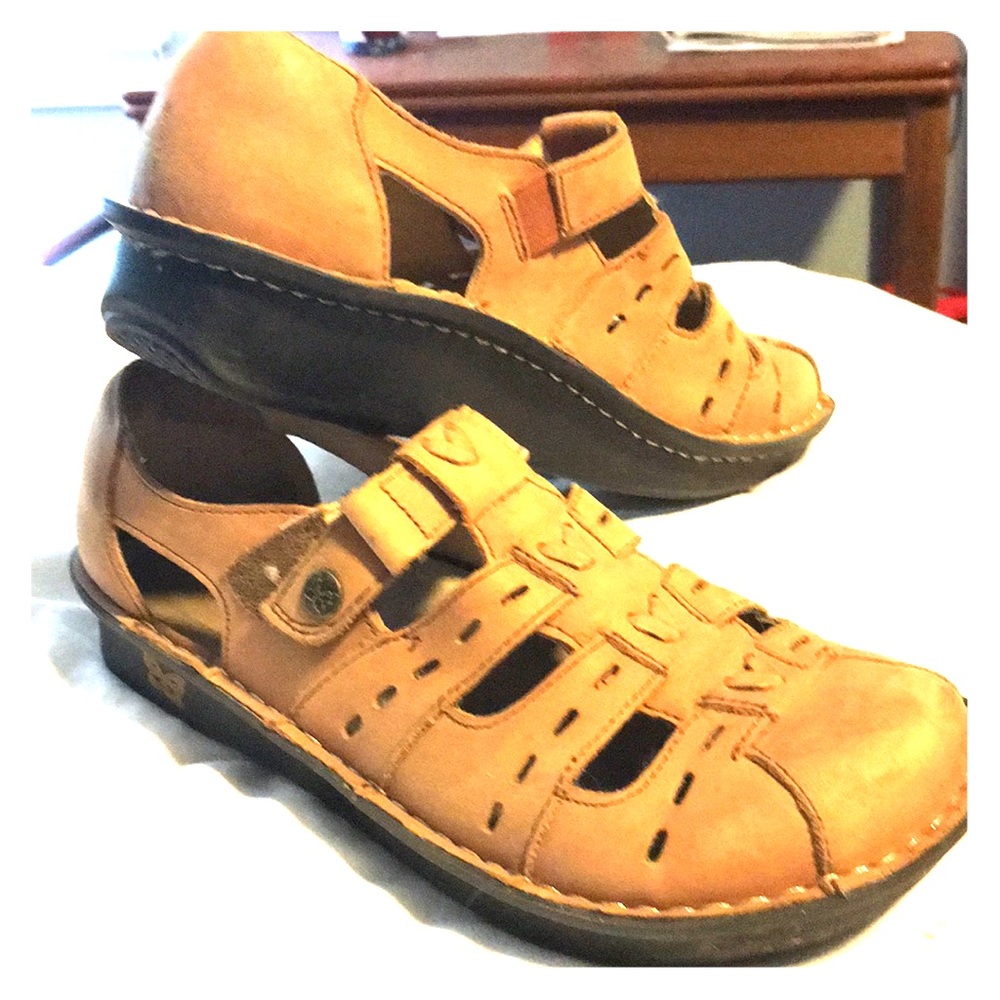 Light tan Algeria sandals with Velcro strap